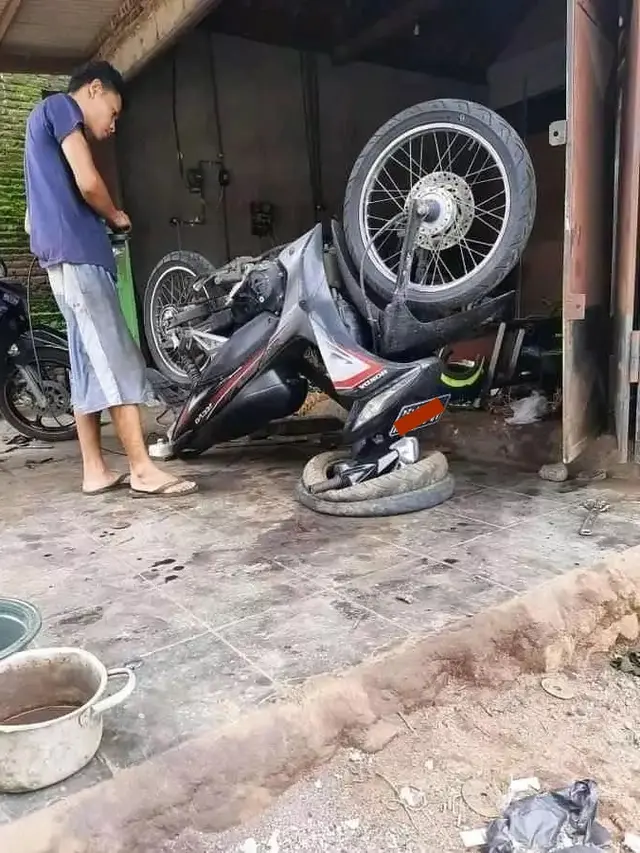 7 Potret Pemandangan Nyeleneh yang Ditemukan di Bengkel Ini Absurd Banget