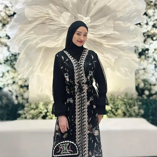 6 Potret Terbaru Puteri Modiyanti Putuskan Berhijab, Mantapkan Hati Sepulang Umroh