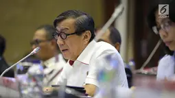Menteri Hukum dan HAM Yasonna H Laoly saat mengikuti rapat kerja dengan Badan Legislasi (Baleg) di Gedung DPR, Jakarta, Selasa (23/10). Rapat membahas penyusunan Program Legislasi Nasional (Prolegnas) prioritas tahun 2019. (Liputan6.com/JohanTallo)