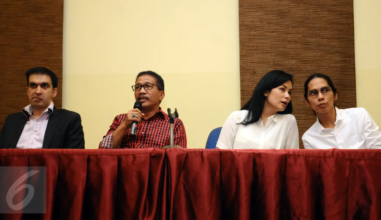 Ketua APROFI, Sheila Timothy (kedua kanan) berbincang dengan Sutradara film, Angga Sasongko usai memberikan penyataan dukungan revisi PP Daftar Negatif Investasi Sektor Usaha Film di Jakarta, Selasa (9/2/2016). (Liputan6.com/Helmi Fithriansyah)