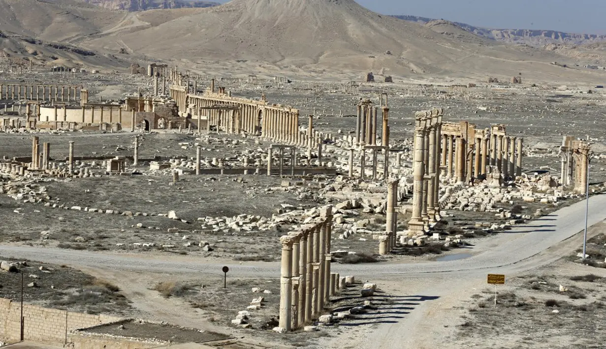 Benteng Fakhr al-Din II dengan pemandangan Great Colonnade di kota kuno Palmyra, Provinsi Homs, Suriah, 7 Februari 2021. Suriah memiliki enam situs yang terdaftar dalam daftar elite warisan dunia UNESCO dan semuanya mengalami kerusakan dalam perang 10 tahun. (LOUAI BESHARA/AFP)