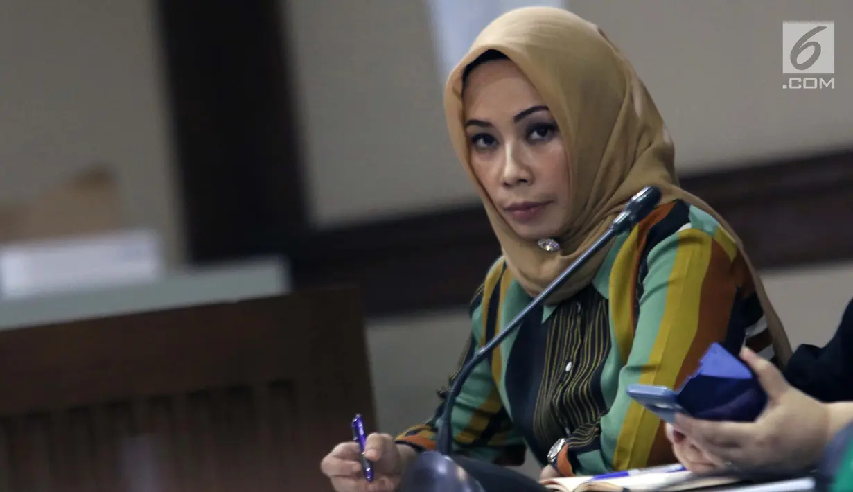 Terdakwa dugaan suap terhadap mantan anggota DPR dari Fraksi Golkar Bowo Sidik Pangarso, Asty Winasti menyimak keterangan saksi ahli saat sidang lanjutan di Pengadilan Tipikor, Jakarta, Rabu (31/7/2019). Sidang mendengar keterangan saksi ahli dan terdakwa. (Liputan6.com/Helmi Fithriansyah)