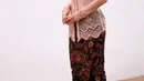 Di pernikahan temannya non selebritis juga ia dipercaya menjadi bridesmaid. Ia mengenakan kebaya kutu baru brokat dipadukan bawahan kain batik coklat. [@yukikt]