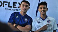 Launching seragam baru Arema diwakili Vikrian Akbar dan Titan Fawazzi (11/1/2020). (Bola.com/Iwan Setiawan)