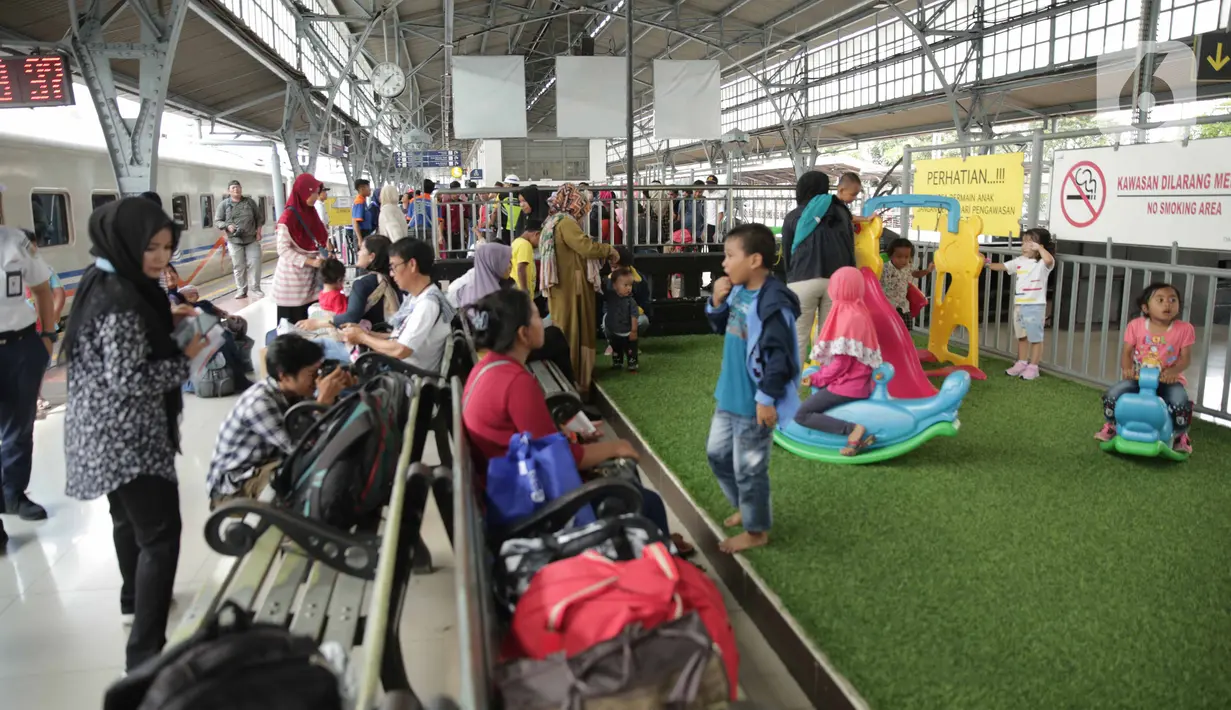 Anak-anak bermain di Stasiun Senen, Jakarta, Senin (30/12/2019). PT KAI Daop 1 Jakarta juga menyediakan Taman Bermain Ramah Anak kepada para penumpang yang membawa anak saat menunggu keberangkatan kereta. (Liputan6.com/Faizal Fanani)