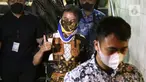 Petugas mengawal mantan Menteri Pemuda dan Olahraga Roy Suryo (tengah) saat menuju rutan usai menjalani pemeriksaan di Direktorat Reskrimum Polda Metro Jaya, Jakarta, Jumat (5/8/2022). Roy Suryo ditahan sebagai tersangka kasus dugaan penistaan agama terkait unggahan meme stupa Candi Borobudur berwajah mirip Presiden Joko Widodo. (Liputan6.com/Helmi Fithriansyah)