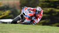 Pembalap Ducati, Andrea Dovizioso beraksi pada latihan bebas MotoGP Australia 2017 di Sirkuit Phillip Island, Jumat (20/10/2017). (PAUL CROCK / AFP)