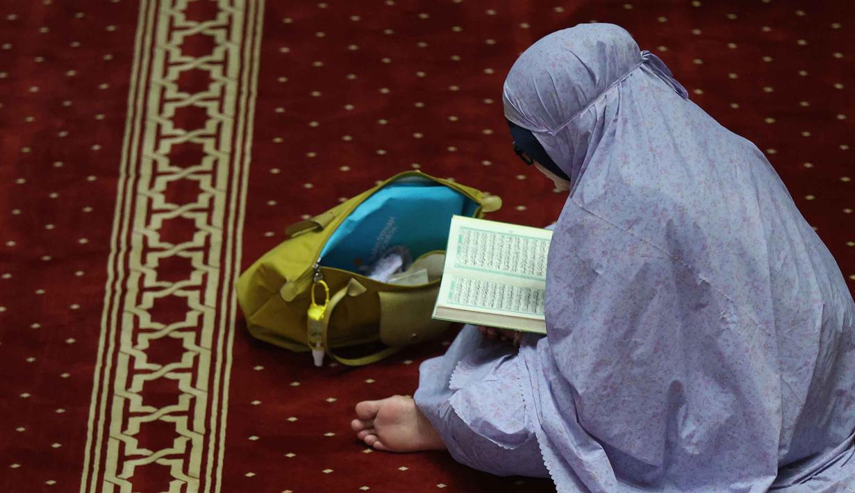 Banyak orang berusaha untuk membaca satu juz setiap hari, sehingga dalam sebulan penuh, mereka dapat menyelesaikan seluruh Al-Quran. Tampak dalam foto, umat Muslim membaca Al-Quran atau tadarus saat menjalani hari pertama Ramadan 1447 Hijriah di Masjid Istiqlal, Jakarta, Kamis (19/2/2026). (Kapanlagi.com/Budy Santoso)