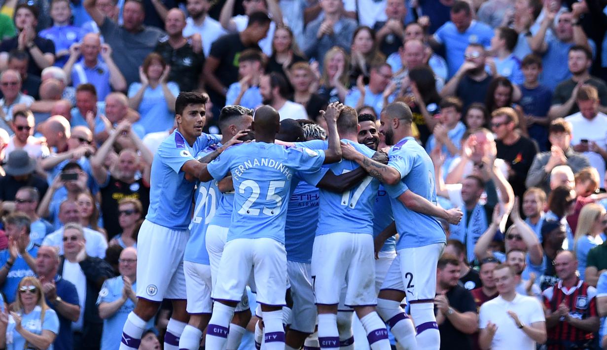 Para pemain Manchester City merayakan gol yang dicetak Riyad Mahrez ke gawang Watford pada laga Premier League di Stadion Etihad, Manchester, Sabtu (21/9). City menang 8-0 dari Watford. (AFP/Oli Scarff)