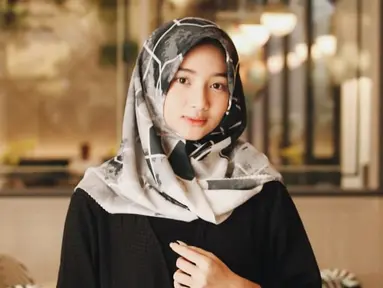 Ansellma Putri, selebgram hits yang memiliki 1,2 juta followers di Instagram ini tampil memukau saat berhijab. Ia terlihat lebih anggun dengan kenakan hijab. Ansell pun banjir pujian dengan disebut netizen semakin menawan. (Liputan6.com/IG/@ansellmaputri)
