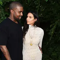 Tragedi perampokan yang menimpanya beberapa bulan lalu menimbulkan trauma yang berat untuk Kim Kardashian. Rasa takut dan trauma masih berdampak sampai sekarang dan membuat Kim tak ingin hadir di acara Paris Fashion Week. (AFP/Bintang.com)
