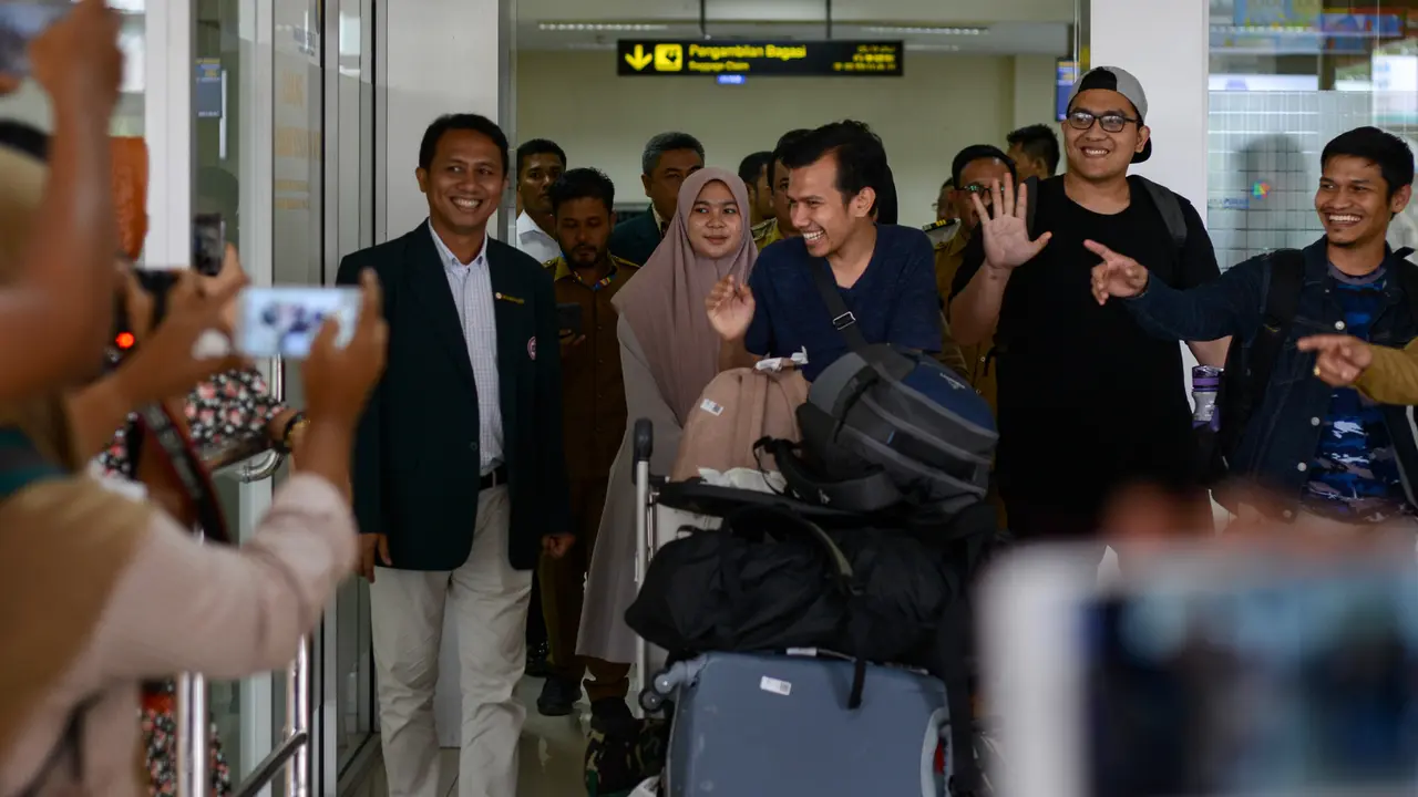 Pulang dari Karantina Virus Corona, Mahasiswa Aceh Disambut Keluarga