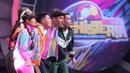 <p>Sejumlah Bintang Tamu, Randy Pangalila (kanan), Bara Valentino (kedua kanan), Antonio Blanco (tengah), Dinda Kirana (tertutup), dan Aqeela Calista (kedua kiri) saat tampil dalam Konser Histeria Pesta Bola Dunia 2023 yang berlangsung di Studio 5 Emtek City, Jakarta, Selasa (10/10/2023). (Bola.com/Bagaskara Lazuardi)</p>
