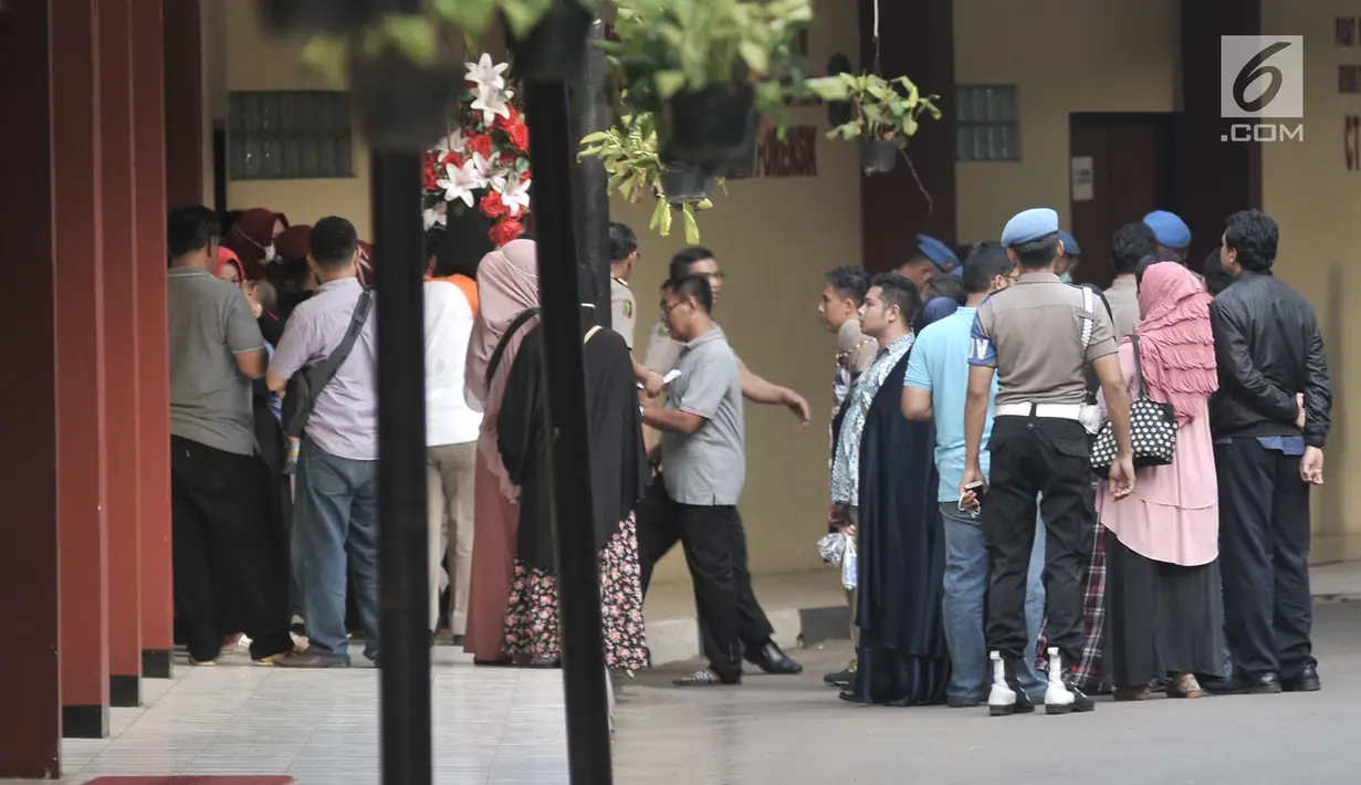 Keluarga korban meninggal dalam rusuh Mako Brimob berkumpul di RS Polri, Jakarta, Rabu (9/5). Lima personel kepolisian gugur dalam kerusuhan yang terjadi di Mako Brimob Kelapa Dua. (Merdeka.com/Iqbal Nugroho)
