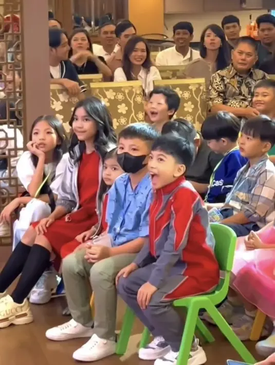 Setelan baju tersebut dipadukan dengan sneakers warna putihnya. Tampak ia pun excited mengikuti berbagai kegiatan di pestanya. (@jimboengbakoelsoto)