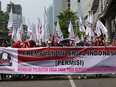 Gerakan Perempuan Milenial Indonesia (Permisi) membentangkan spanduk saat menggelar aksi di Gedung Bawaslu, Jakarta, Rabu (12/9).  Mereka meminta Bawaslu turun tangan menyetop politisasi emak-emak di Pilpres 2019. (Merdeka.com/Imam Buhori)