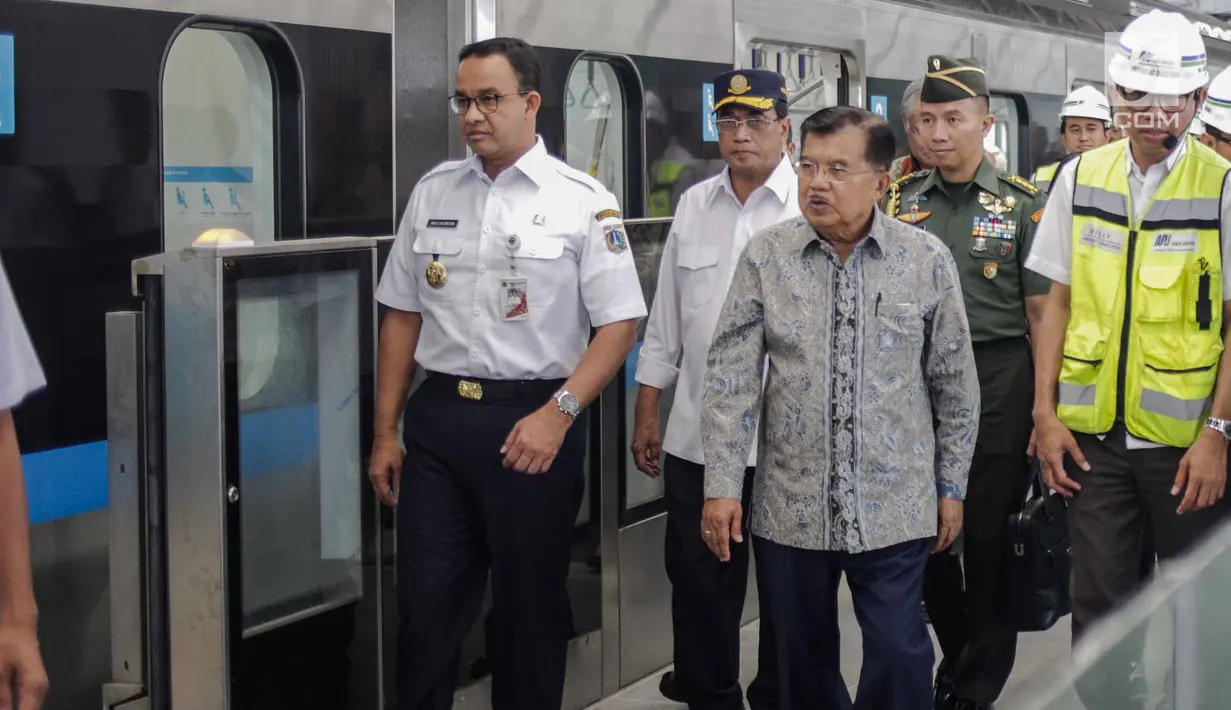 Wakil Presiden Jusuf Kalla (kanan) didampingi Menteri Perhubungan Budi Karya Sumadi dan Gubernur DKI Anies Baswedan meninjau pengoperasian MRT (Mass Rapid Transit) dari Stasiun Bundaran HI, Jakarta, Rabu (20/2). (Liputan6.com/Faizal Fanani)