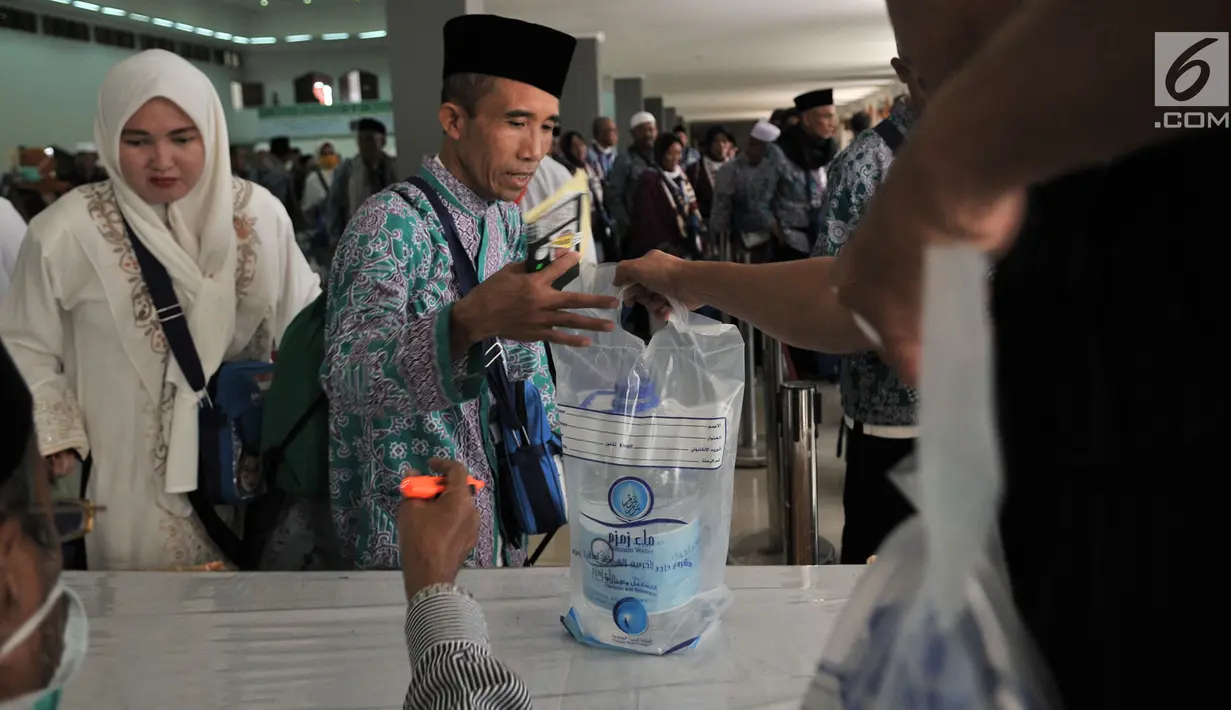 Jemaah haji Kloter 2 asal Banten antre mengambil air zam-zam di Asrama Haji Pondok Gede, Jakarta, Rabu (29/8). Panitia Penyelenggara Ibadah Haji (PPIH) membagikan air zam-zam sebanyak lima liter per jemaah secara cuma-cuma. (Merdeka.com/ Iqbal S. Nugroho)