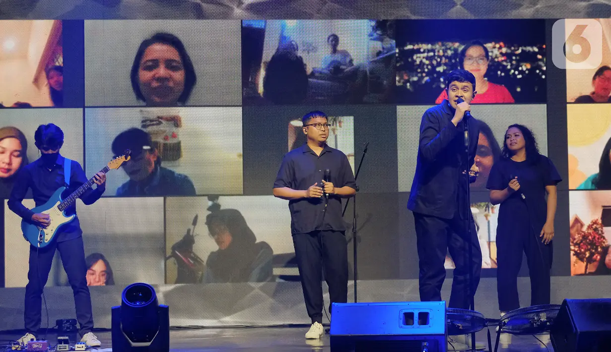 Penyanyi Tulus saat tampil pada acara Prodia Healthy Fun Festival  di Jakarta, (4/12/2021). Prodia kembali menggelar Prodia Healthy Fun Festival dengan tema Peduli dan Prioritaskan Kesehatan Mu (PPKM) yang digelar secara online mulai tanggal 1 - 4 Desember 2021. (Liputan6.com/HO/Ridwan)