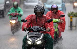 Pengendara sepeda motor menggunakan jas hujan saat hujan deras di kawasan Thamrin, Jakarta, Rabu (23/11/2022). Kepala Pelaksana Badan Penanggulangan Bencana Daerah (BPBD) DKI Jakarta Isnawa Adji mengimbau masyarakat untuk mengurangi aktivitas di luar rumah apabila Jakarta mengalami cuaca ekstrem. (Liputan6.com/Faizal Fanani)