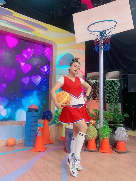 "Karena masih harus keluar untuk Bekerja! Lagi-lagi melakukan swab secara regular. Bertanggung jawab buat diri sendiri dan orang lain," pungkasnya. (Instagram/melaney_ricardo)