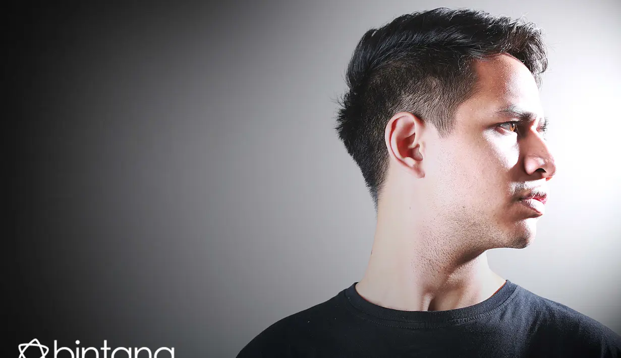 “Pingin jadi penjahat, karena enak jadi penjahat. Hidup saya terlalu baik-baik saja. Sama keluarga baik, sama teman baik, sama pacar baik, saya ingin merasakan pengalaman yang tidak bisa saya lakukan.” aku Jovial. (Febio Hernanto/Bintang.com)