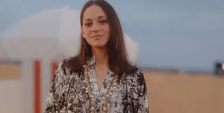Marion Cotillard tampil mengenakan mini dress bermotif dari brand Chanel saat Chanel dinner di Cannes. (Dok. Chanel)