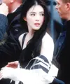 Han So Hee kembali mejeng di panggung fashion dunia. Kali ini ia hadir untuk menyaksikan pertunjukkan busana di Paris Fashion Week for Dior Men 2025/2026 [@xeesoxee]