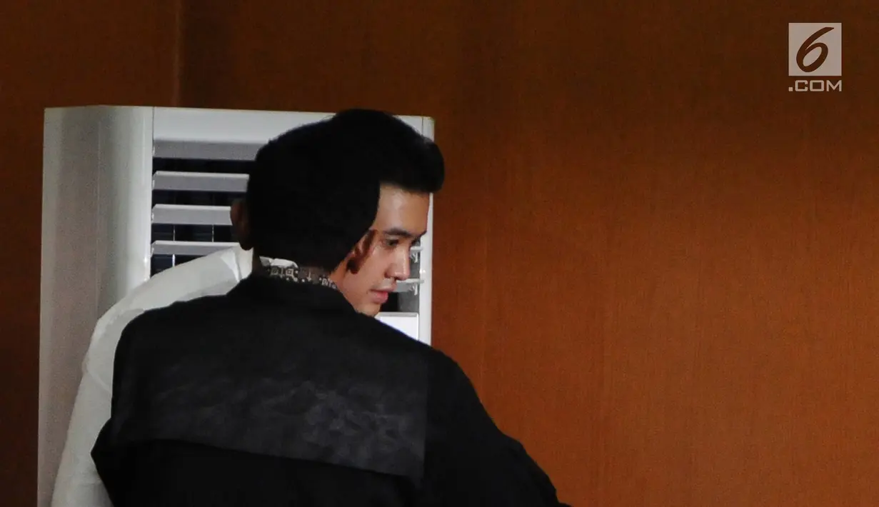 Terdakwa kasus penggguna kokain Richard Muljadi meminta pertimbangan ke kuasa hukum saat menjalankan sidang putusan di Pengadilan Negeri Jakarta Selatan, Kamis (28/2). (Liputan6.com/Herman Zakharia)