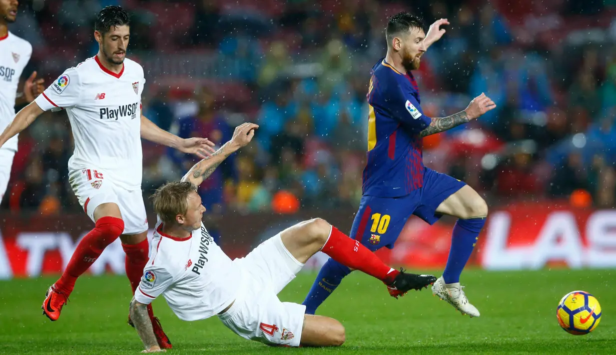 Penyerang Barcelona, Lionel Messi berusaha membawa bola dari kawalan pemain Sevilla saat bertanding pada lanjutan La Liga Spanyol di Camp Nou, Barcelona, Spanyol, (4/11). Barcelona menang 2-1 atas Sevilla. (AP Photo/Manu Fernandez)