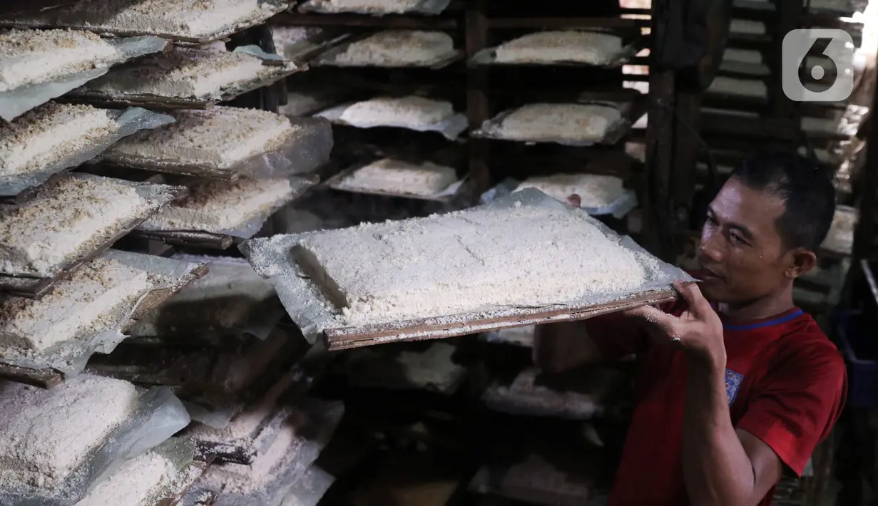 Pekerja menyusun cetakan oncom di sebuah industri skala kecil , kawasan Sudimara Barat, Ciledug, Tangerang, Selasa (15/9/2020). Produksi oncom untuk memenuhi kebutuhan pasar di kawasan Tangerang tersebut dijual seharga Rp 5.000 setiap nampannya. (Liputan6.com/Angga Yuniar)
