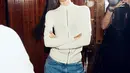 Lisa juga tampil kasual mengenakan sweater zip putih dari Paloma Wool seharga Rp3 jutaan. Dipadukan celana denim panjang. [@lalalalisa_m]