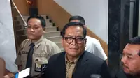 Ketua Majelis Disiplin Profesi Konsil Kesehatan RI Sundoyo, memberikan penjelasan bagi wartawan, di Mapolres Garut, Rabu (16/4/2025) petang. (Liputan6.com/Jayadi Supriadin)