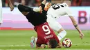 Gelandang Osasuna, Lucas Torro jatuh di sebelah gelandang Real Madrid Federico Valverde pada final Copa del Rey 2022/2023 di La Cartuja, Minggu (7/5/2023) dini hari WIB. (AP Photo/Jose Breton)