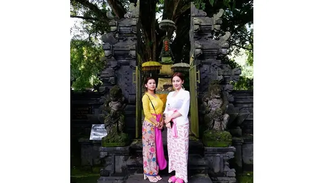 7 Potret Cupi Cupita Jalani Ritual Melukat di Bali, Penuh Khidmat