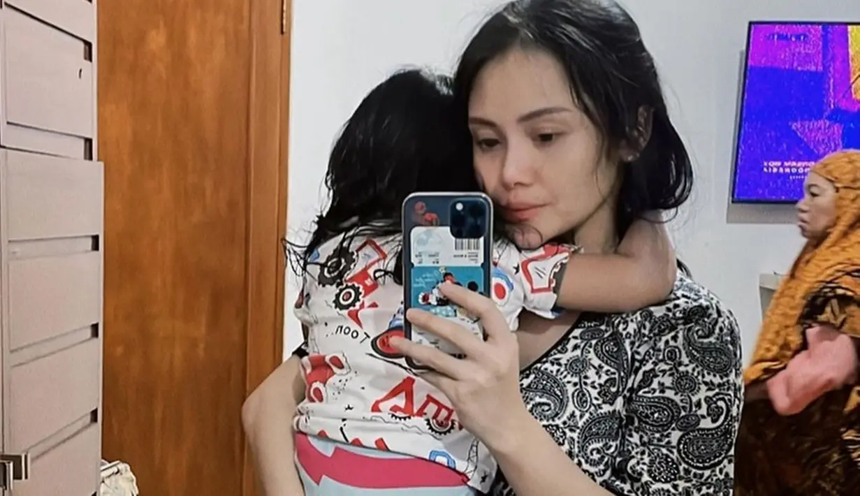 Wanita kelahiran Bandung itu dikenal hobi kenakan daster sehari-hari. Meski demikian, paras cantik Mawar AFI tak luntur saat memakai daster. Begini potret sederhana Mawar saat momong anak.(Liputan6.com/IG/@mysamawar)