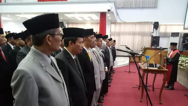 Sekitar 50 anggota DPRD Garut tengah melangsungkan pelantikan di Gedung DPRD Kabupaten Garut jalan Patriot, Kompleks perkantoran gedung pemerintahan Pemda Garut