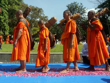 Calon biksu Buddha yang disebut samanera berjalan tanpa alas kaki sekitar empat kilometer dari Candi Mendut ke Candi Borobudur dalam ritual tahunan Pabbaja Samanera, pelatihan moral dan spiritual selama 12 hari bagi calon biksu, di Magelang, Jawa Tengah, 27 Desember 2023. (DEVI RAHMAN/AFP)
