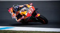 Pebalap Repsol Honda, Marc Marquez, saat beraksi pada sesi latihan bebas ke tiga di Sirkuit Motegi, Jepang, Sabtu (20/10/2018). Marc Marquez finis diurutan ke empat dengan catatan waktu 45.289 detik. (AFP/Martin Bureau)