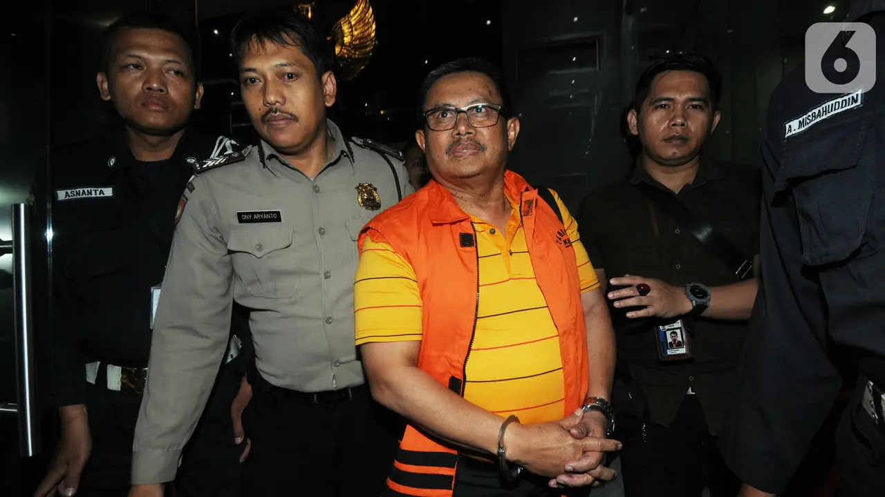 Ekspresi Bupati Indramayu Supendi Saat Berompi Tahanan KPK
