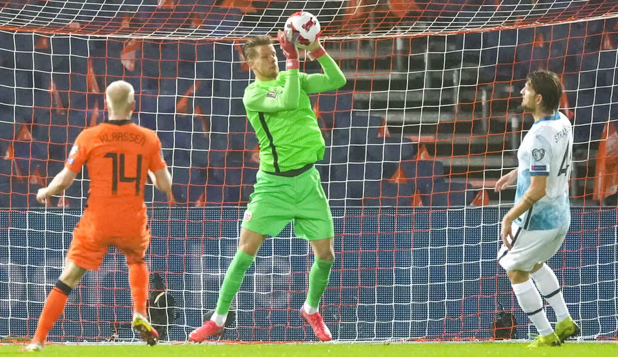 Penjaga gawang Norwegia Orjan Nyland mengambil bola disaksikan pemain Belanda Davy Klaassen (kiri) dan pemain Norwegia Stefan Strandberg (kanan) pada pertandingan sepak bola kualifikasi Grup G Piala Dunia 2022 di Stadion De Kuip, Rotterdam, Belanda, 16 November 2021. (AP Photo/Peter Dejong)