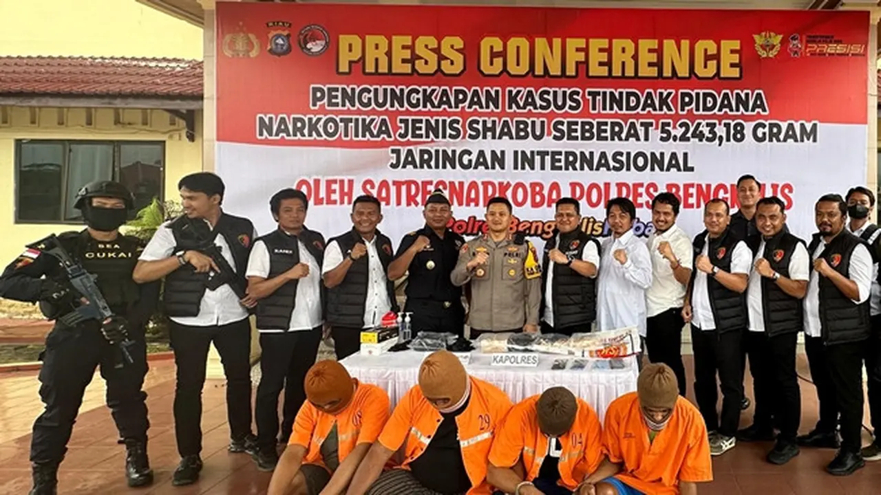 4 tersangka narkoba yang merupakan jaringan Malaysia saat berada di Polres Bengkalis.