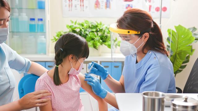 Imunisasi merupakan cara yang aman dan efektif untuk mencegah penyakit dan menyelamatkan nyawa