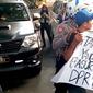 Seorang pelajar membawa poster untuk demo di Balai Kota Malang. Namun rencana ini gagal karena dirazia polisi lebih dulu (Liputan6.com/Zainul Arifin)