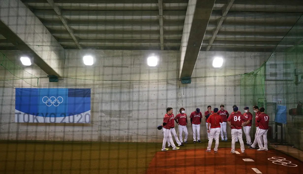 Anggota tim bisbol Jepang berkumpul di dalam salah satu ruangan di Stadion Bisbol Fukushima Azuma menjelang pertandingan bisbol Olimpiade Tokyo 2020 melawan Republik Dominika, Selasa (27/7/2021). (Foto: AP/Jae C.Hong)