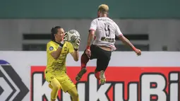 Kiper PSIS Semarang, Jandia Eka Putra (kiri) berusaha mengamankan bola dari pemain Madura United, Rafael Feital Da Silva dalam laga pekan ke-5 BRI Liga 1 2021/2022 di Stadion Wibawa Mukti, Cikarang, Rabu (29/09/2021). Kedua tim bermain imbang 0-0. (Bola.com/Bagaskara Lazuardi)