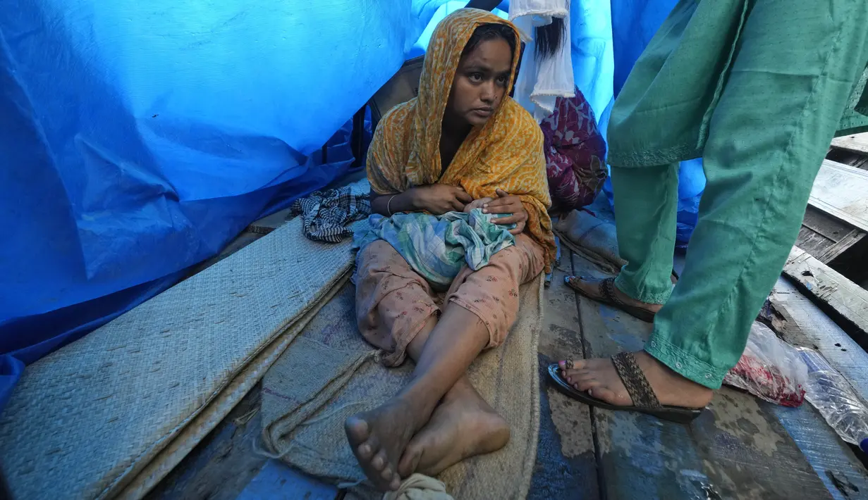Bayinya tidak sabar menunggu Khatoon sampai di pusat layanan kesehatan. (AP Photo/Anupam Nath)