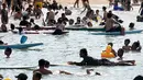 Umat akan melakukan ritual pembersihan diri atau melukat dengan mandi dan keramas di sumber mata air, pantai, atau sungai yang dianggap suci. (SONNY TUMBELAKA/AFP)