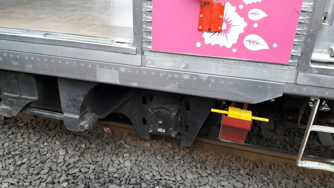 KRL anjlok