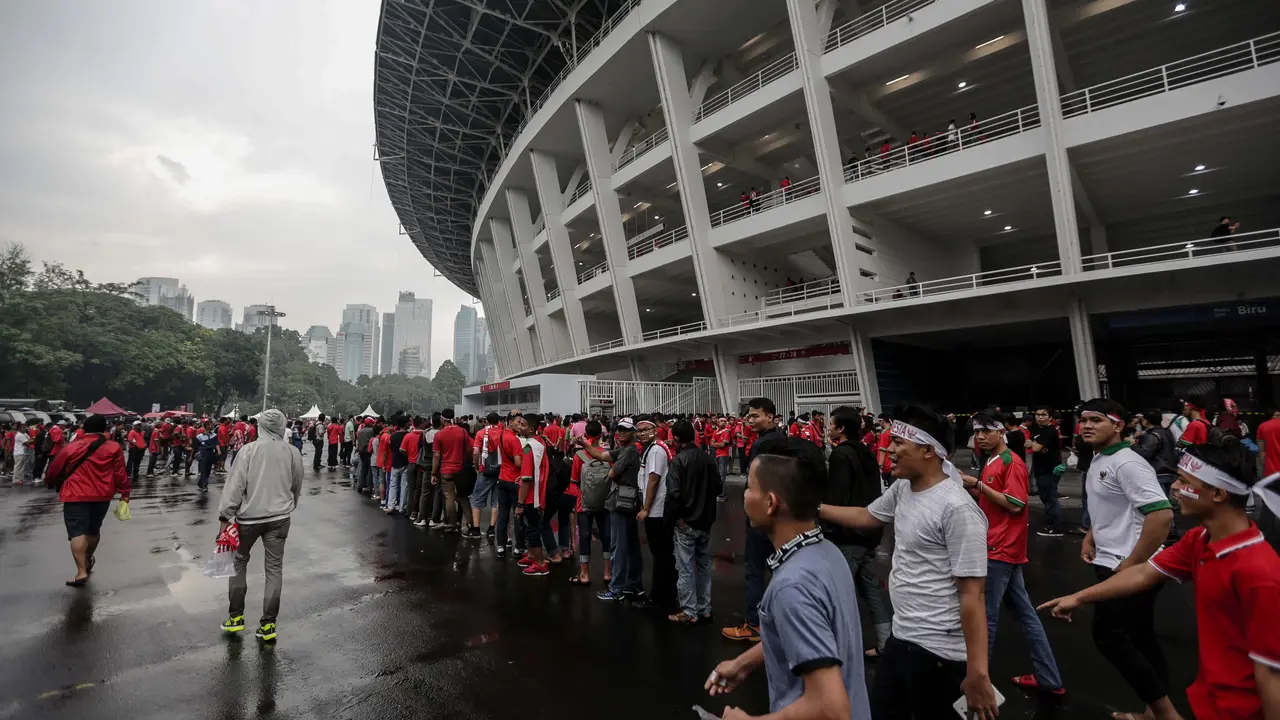 Suporter Timnas Indonesia di Stadion Utama Gelora Bung Karno (SUGBK). (Faizal Fanani)
